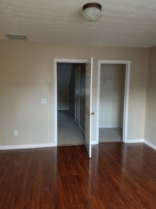 Building Photo - Carrollton City Living