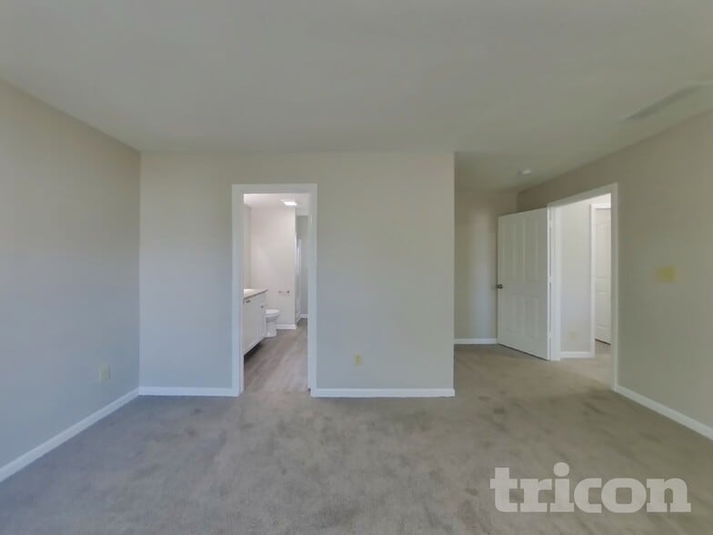 Building Photo - 828 Treyburn Green Dr