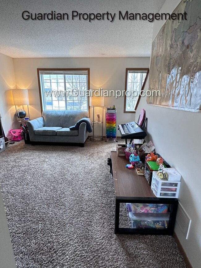Building Photo - Apple Valley Town Home, 1 Car Garage, Laundry in Unit, Storage