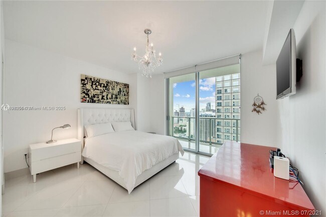 Building Photo - 300 S Biscayne Blvd