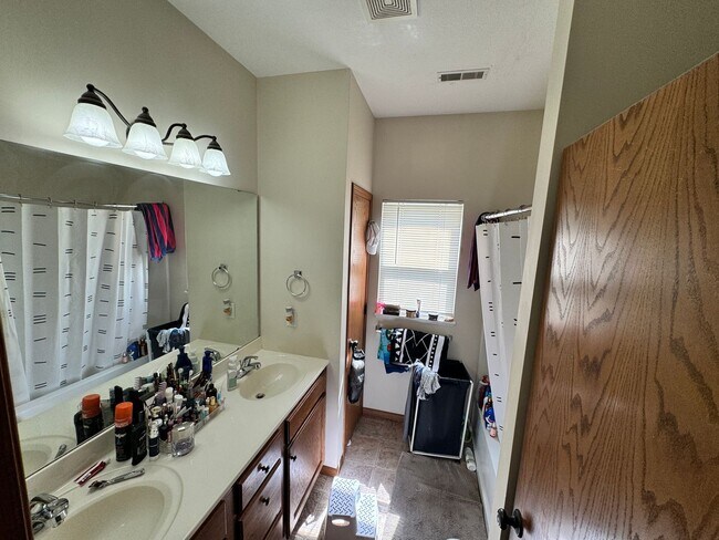 Building Photo - 3 Bedroom Home in Quiet Cul-de-sac!