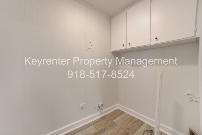 Building Photo - Gorgeous 2 Bedroom West Tulsa Home!