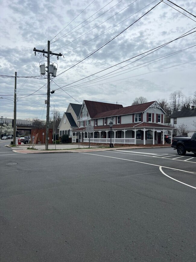 Building Photo - Stunning 2 bedroom and 3 Bathroom Townhome Style Condo / w Pool