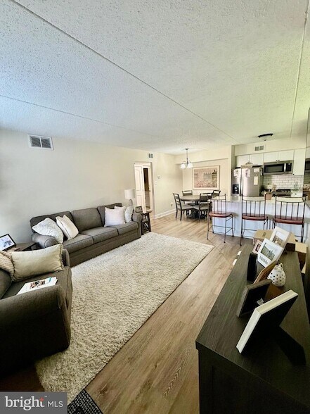 Building Photo - 6906 Hilltop Dr