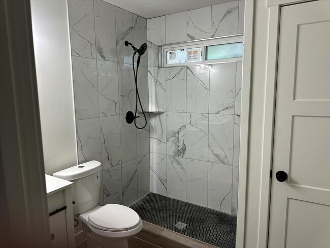 Building Photo - 1324 E Hall St