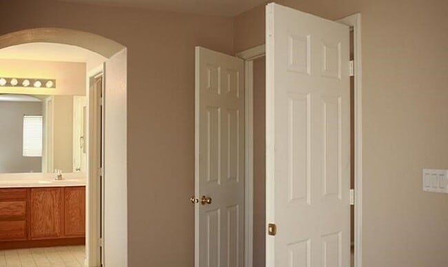 Building Photo - Southwest Area, Gated. 2 Story 3bd,2.5ba,2...