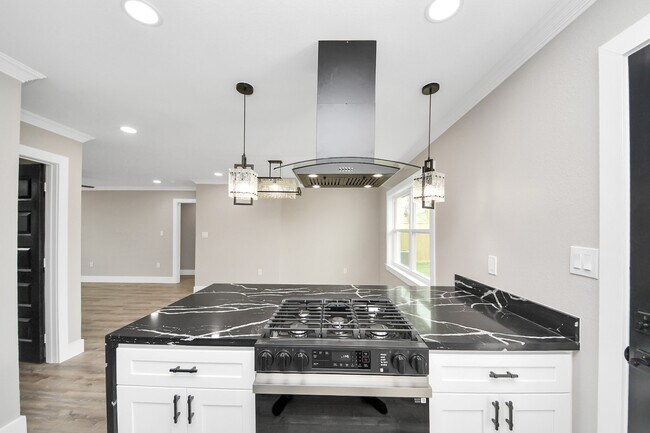 Building Photo - 10114 Fairfax St