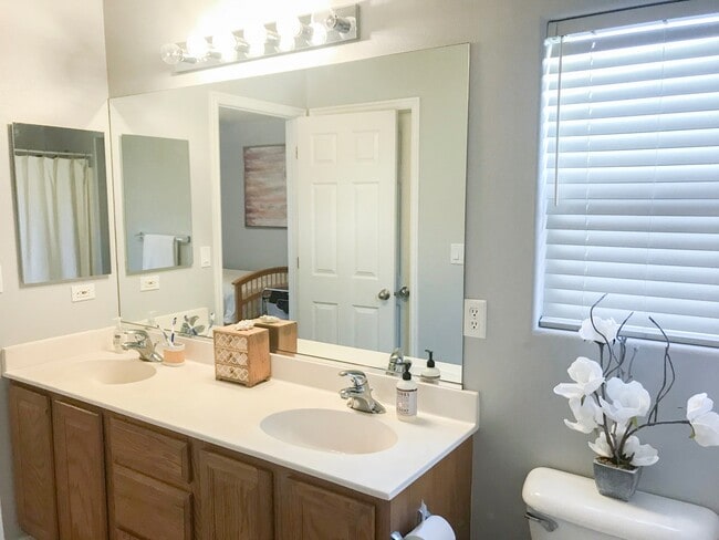 Building Photo - 3 bedroom, 2 bath townhome, end unit, grea...