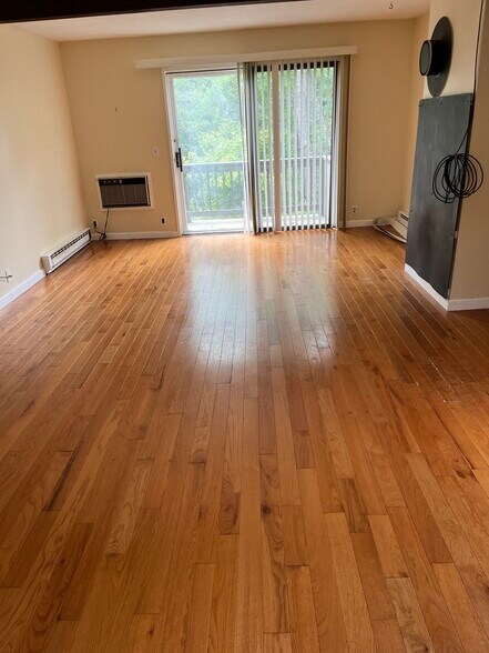 Living room - 202 Brook Holw