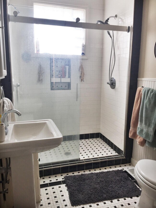 Building Photo - 1704 Oak St