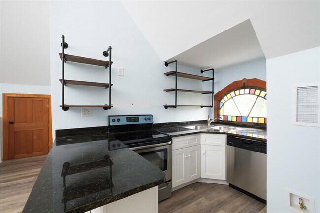 Building Photo - 735 E University Ave