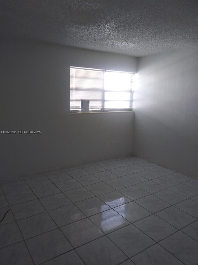 Building Photo - 17031 NE 21st Ave