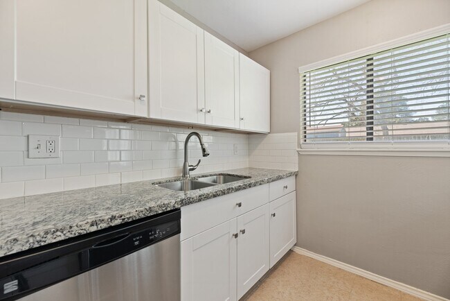 Building Photo - 17615 Autumn Hills Dr