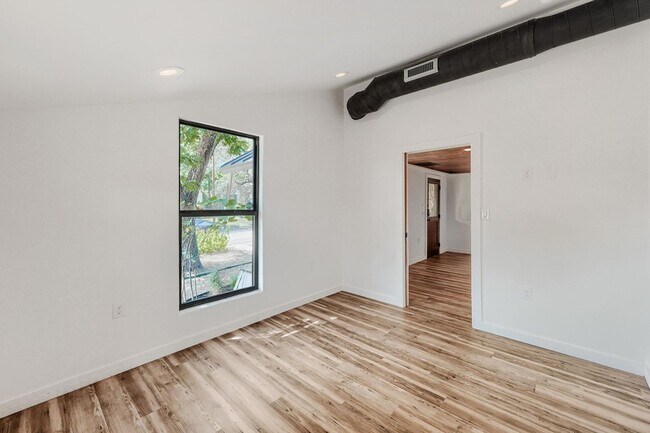 Building Photo - 1321 W San Antonio St