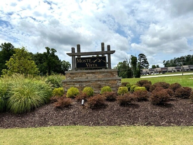Building Photo - Gorgeous 3 Bedrooms-2.5 Baths - Prime Loca...