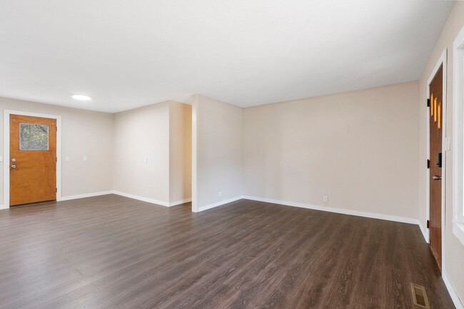 Building Photo - Fully Remodeled 3 bedroom | 1 bathroom | 1...