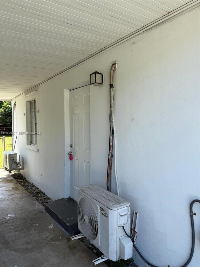 Building Photo - 1324 N 58th Ave