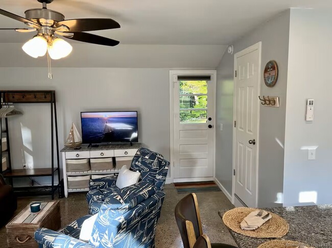 Building Photo - 424 Pequot Ave