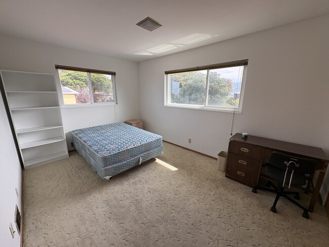 Building Photo - 721 Hillside Ave