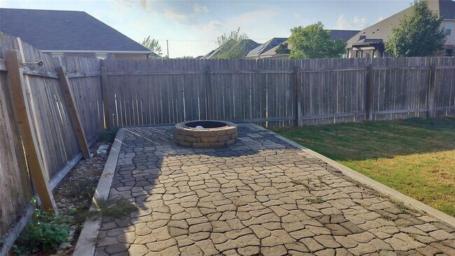 Building Photo - 1000 Farmhouse Dr