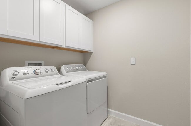 Building Photo - LIKE NEW Townhome in Willow Square!