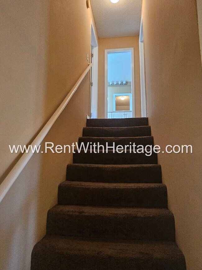 Building Photo - GORGEOUS LAKE VIEW HOME IN POPULAR LAKERIDGE SUBDIVSION! GREAT LOCATION - CLOSE TO EVERYTHING