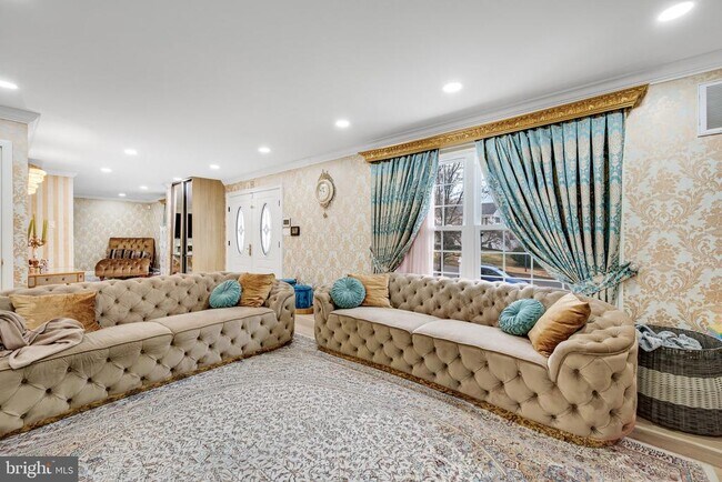 Building Photo - 10904 Gainsborough Rd