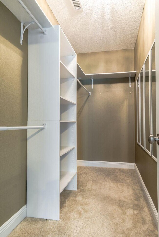 Building Photo - 32 Sonata St