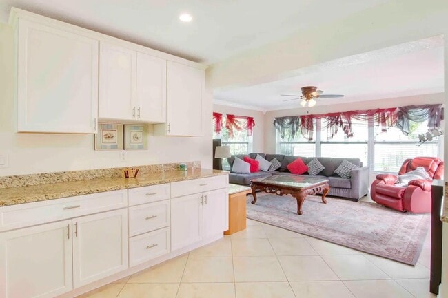 Building Photo - 19185 SE Homewood Ave