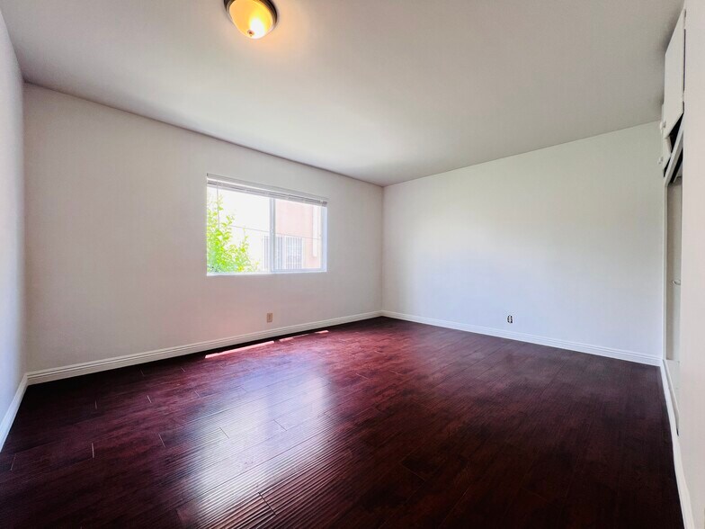Building Photo - 1142 S Serrano Ave