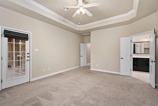 Building Photo - 880 Wild Rose Dr