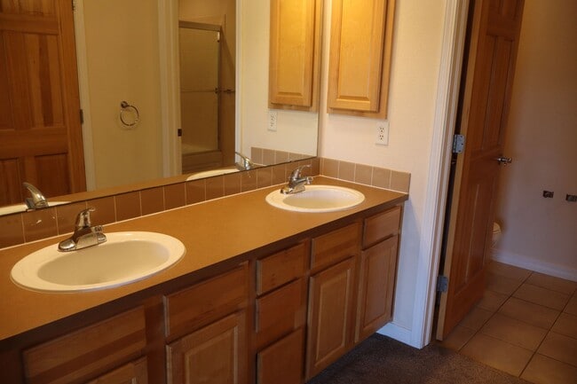 Building Photo - Cozy Two Bedroom Condo