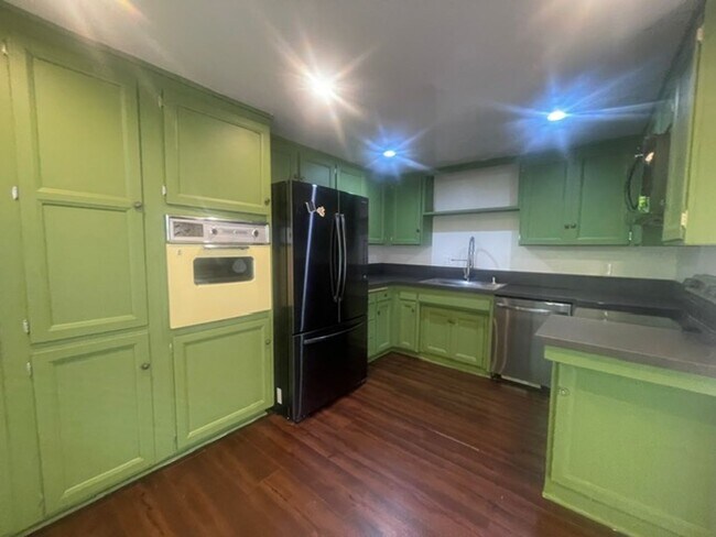 Building Photo - Coming Soon- Spacious Torrance 2 Bed/2 Bat...