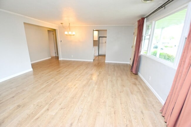Building Photo - 124 N Holiday Dr