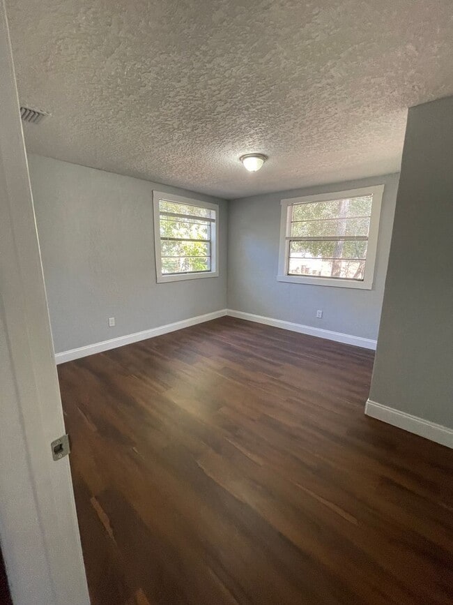 Building Photo - Single Family home available now!