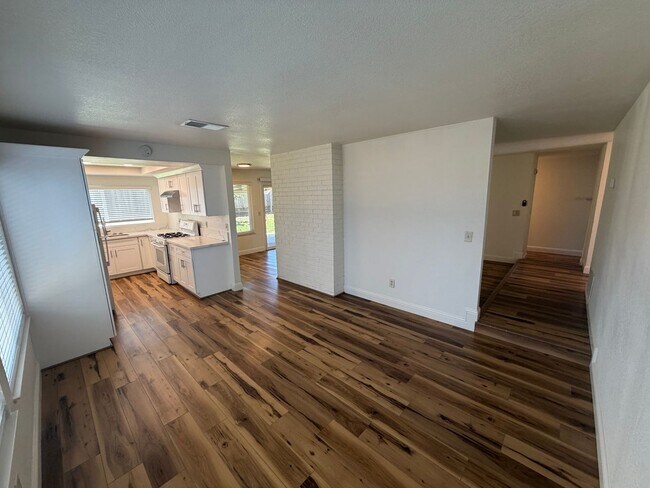 Building Photo - 4 Bed / 2 Bath | Rosemont Single Family Home Available