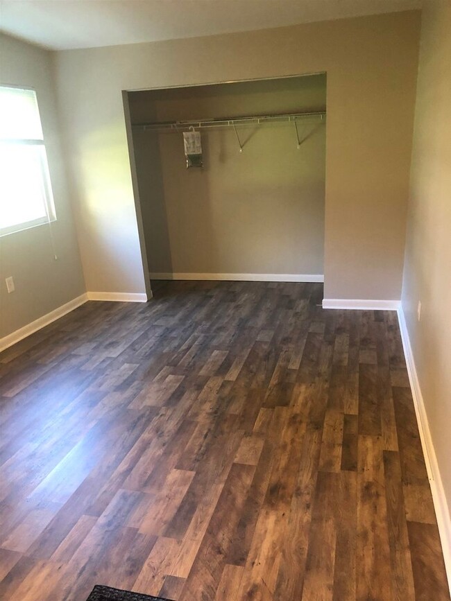Building Photo - 4 Bedroom 2 Bath