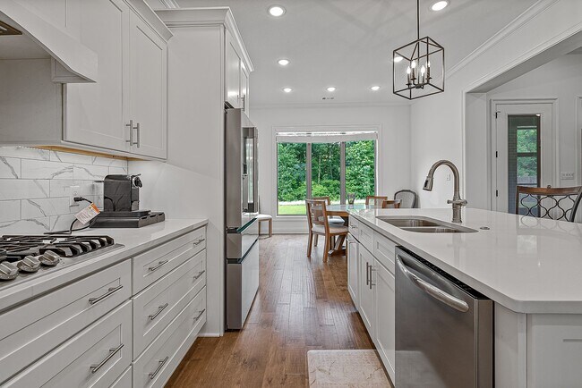 Building Photo - Rare Executive Rental in Desirable South J...