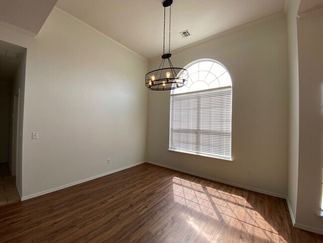 Building Photo - Great location with easy highway access.