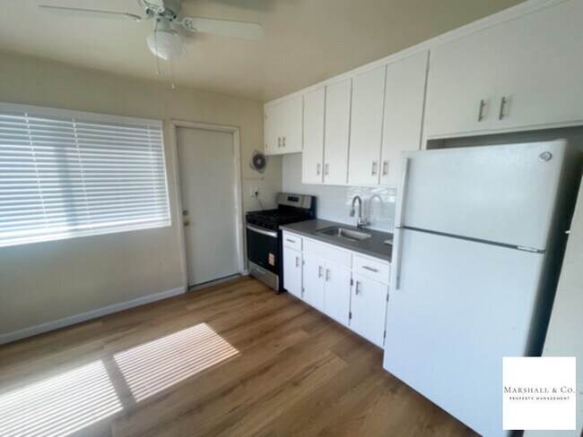 Building Photo - NEW LISTING! REMODELED 2BR/1BA IN CORTE MADERA W/ PARKING, NEW FLOORING, UPD. BATHROOM,