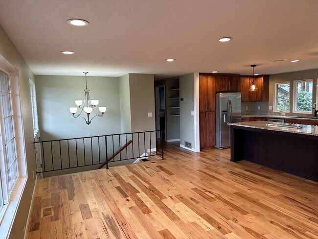 Building Photo - Beautifully updated 4 bedroom 2 bathroom h...