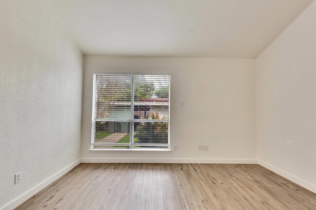 Building Photo - 6910 Lovely Ln