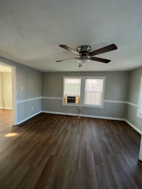 Building Photo - 207 N Elm St