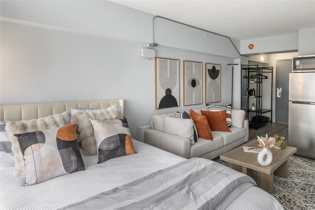 Building Photo - 16 W 10th St