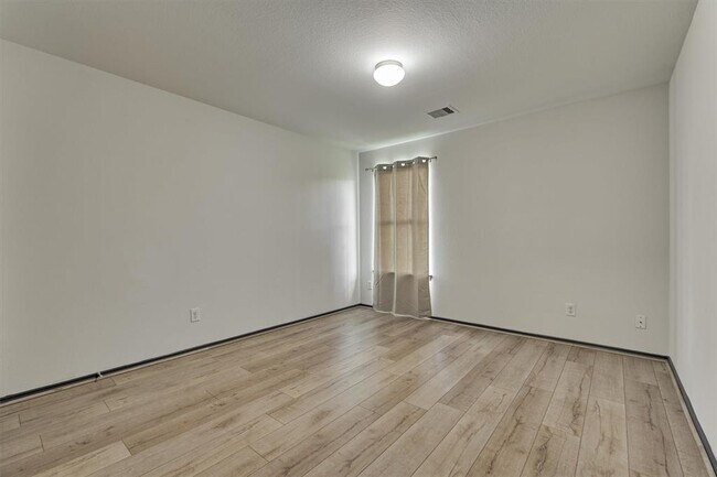 Building Photo - 2211 Treasure Mountain Dr
