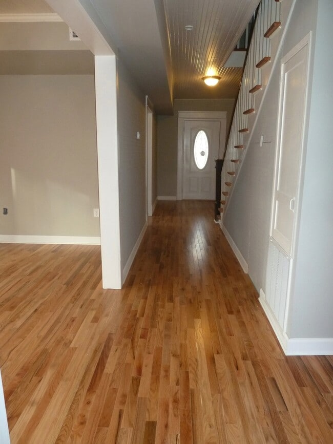 Building Photo - Stunning, renovated 7br home in the heart ...