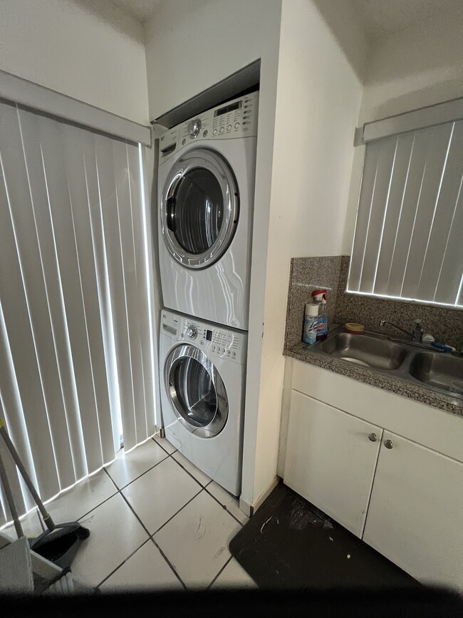 Washer dryer (temporary appliances) - 710 NW 105th Pl