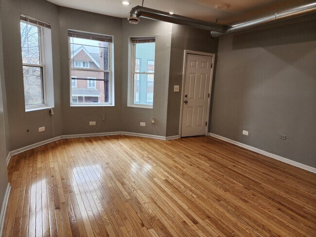 Building Photo - 1530 E 65th Pl