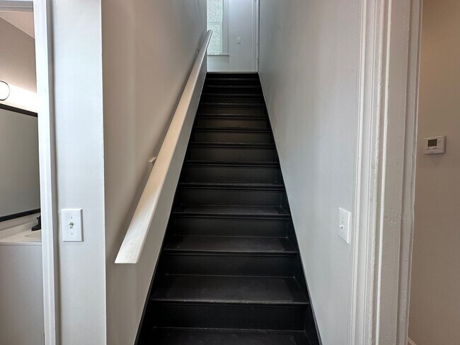 Building Photo - 6 Bed/2 Bath w/Ample Parking Mins. from UC $750/pp ($4500/mo)!