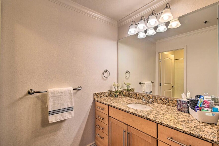 Building Photo - 2025 E Campbell Ave